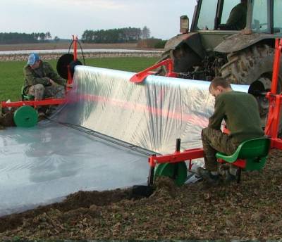 maszyny do okrywania roślin folią i agrowłókniną